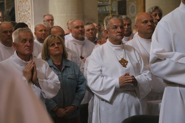 Płock. XII Ogólnopolska Pielgrzymka Nadzwyczajnych Szafarzy Komunii Świętej - cz.II