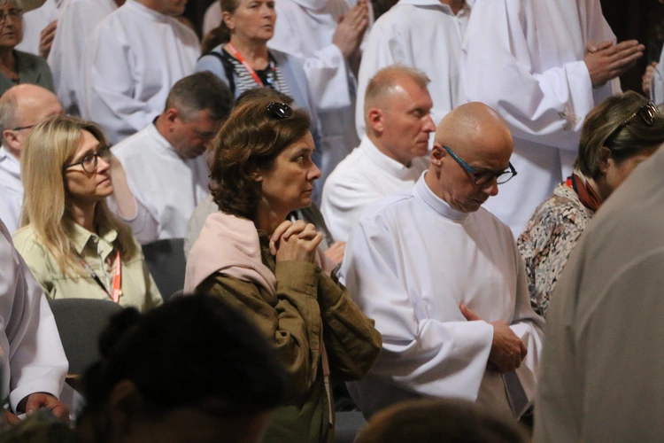 Płock. XII Ogólnopolska Pielgrzymka Nadzwyczajnych Szafarzy Komunii Świętej - cz.II