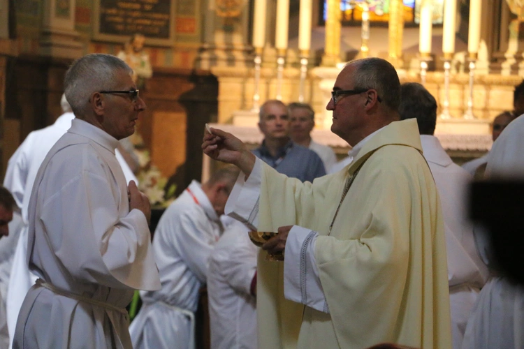 Płock. XII Ogólnopolska Pielgrzymka Nadzwyczajnych Szafarzy Komunii Świętej - cz.II