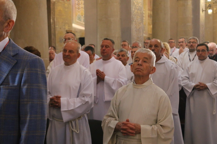 Płock. XII Ogólnopolska Pielgrzymka Nadzwyczajnych Szafarzy Komunii Świętej - cz.II
