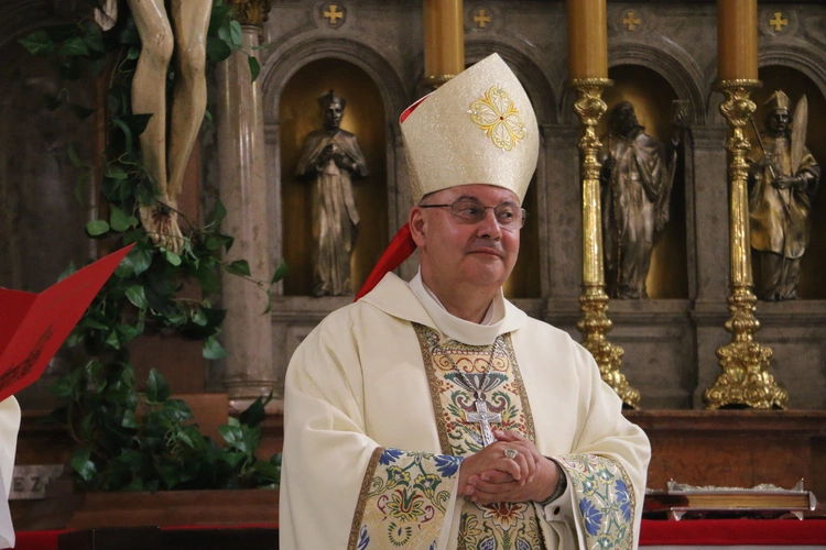 Płock. XII Ogólnopolska Pielgrzymka Nadzwyczajnych Szafarzy Komunii Świętej - cz.II