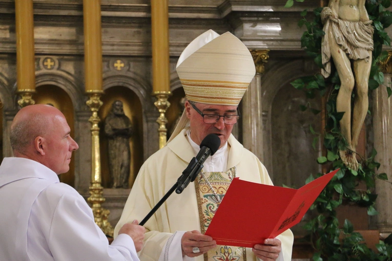 Płock. XII Ogólnopolska Pielgrzymka Nadzwyczajnych Szafarzy Komunii Świętej - cz.II