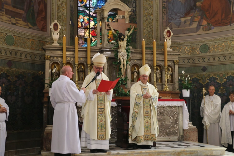 Płock. XII Ogólnopolska Pielgrzymka Nadzwyczajnych Szafarzy Komunii Świętej - cz.II