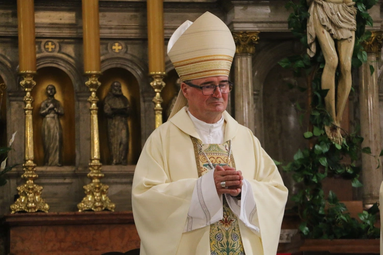 Płock. XII Ogólnopolska Pielgrzymka Nadzwyczajnych Szafarzy Komunii Świętej - cz.II