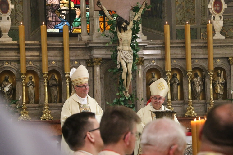 Płock. XII Ogólnopolska Pielgrzymka Nadzwyczajnych Szafarzy Komunii Świętej - cz.II