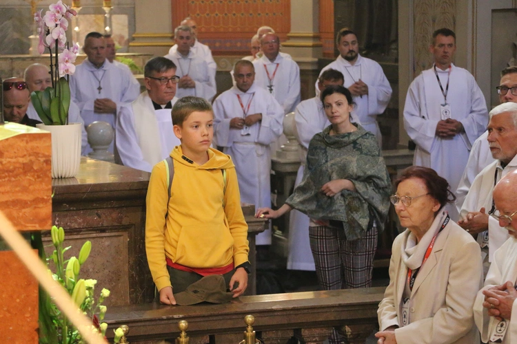 Płock. XII Ogólnopolska Pielgrzymka Nadzwyczajnych Szafarzy Komunii Świętej - cz.II