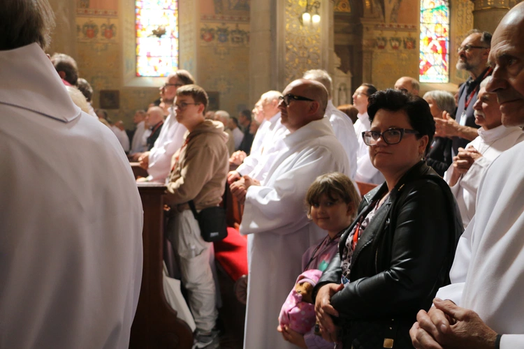 Płock. XII Ogólnopolska Pielgrzymka Nadzwyczajnych Szafarzy Komunii Świętej - cz.II