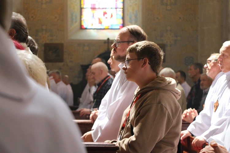 Płock. XII Ogólnopolska Pielgrzymka Nadzwyczajnych Szafarzy Komunii Świętej - cz.II