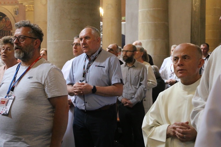 Płock. XII Ogólnopolska Pielgrzymka Nadzwyczajnych Szafarzy Komunii Świętej - cz.II