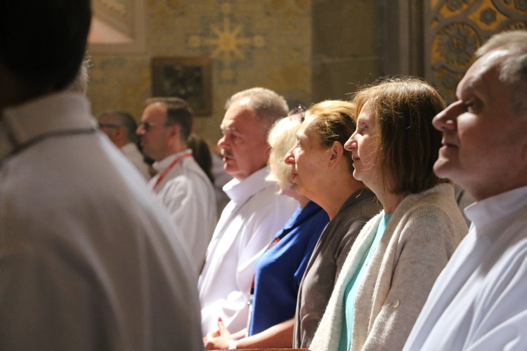 Płock. XII Ogólnopolska Pielgrzymka Nadzwyczajnych Szafarzy Komunii Świętej - cz.II