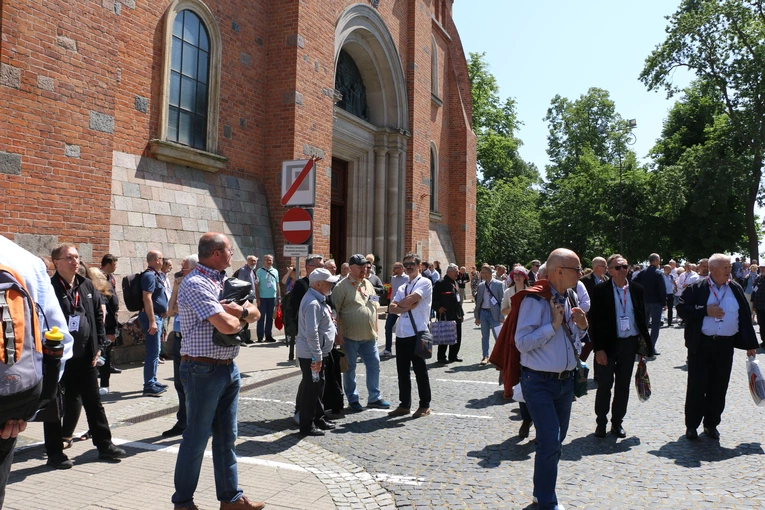 Płock. XII Ogólnopolska Pielgrzymka Nadzwyczajnych Szafarzy Komunii Świętej - cz. III