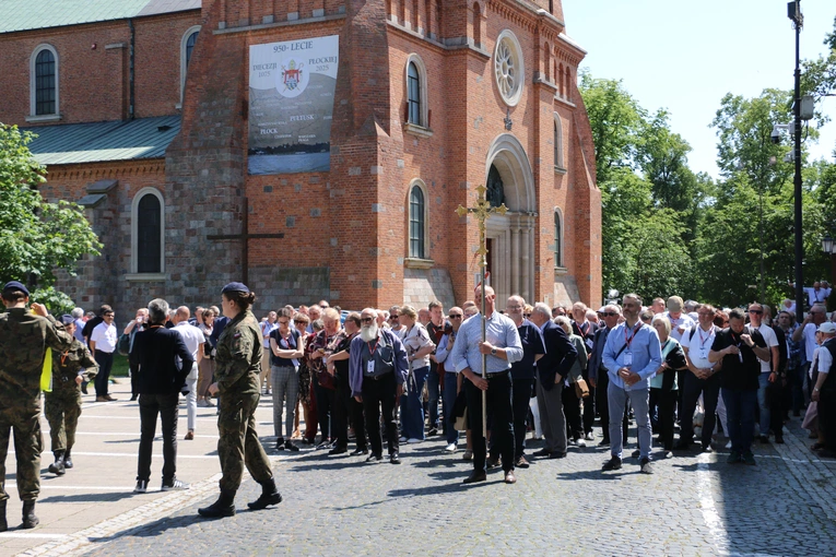 Płock. XII Ogólnopolska Pielgrzymka Nadzwyczajnych Szafarzy Komunii Świętej - cz. III