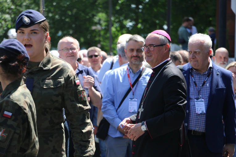 Płock. XII Ogólnopolska Pielgrzymka Nadzwyczajnych Szafarzy Komunii Świętej - cz. III