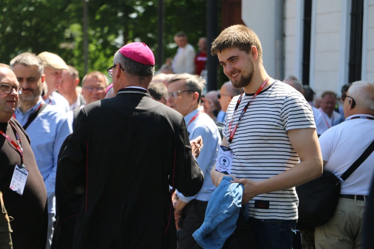 Płock. XII Ogólnopolska Pielgrzymka Nadzwyczajnych Szafarzy Komunii Świętej - cz. III
