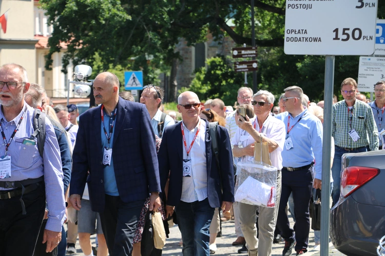 Płock. XII Ogólnopolska Pielgrzymka Nadzwyczajnych Szafarzy Komunii Świętej - cz. III