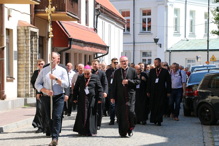 Płock. XII Ogólnopolska Pielgrzymka Nadzwyczajnych Szafarzy Komunii Świętej - cz. III