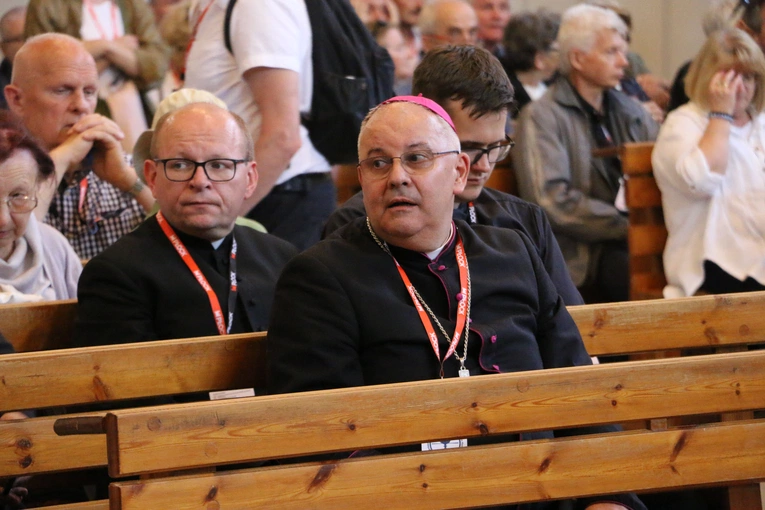 Płock. XII Ogólnopolska Pielgrzymka Nadzwyczajnych Szafarzy Komunii Świętej - cz. III