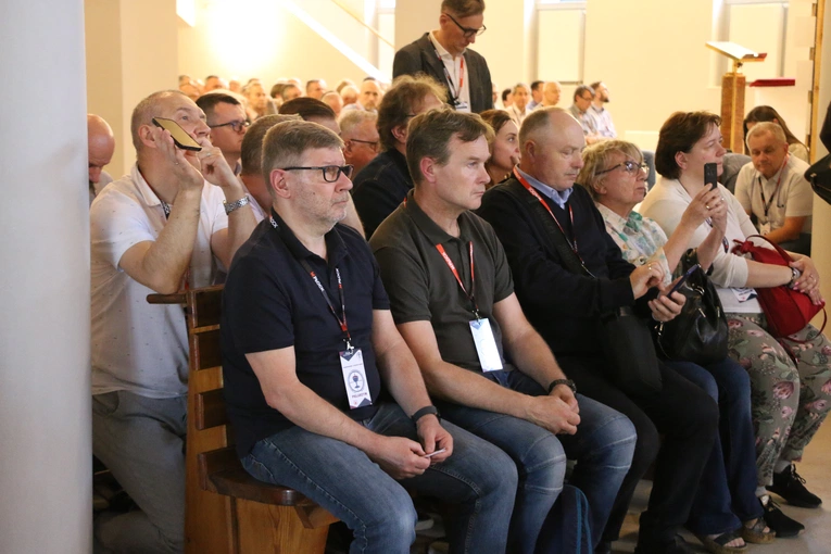 Płock. XII Ogólnopolska Pielgrzymka Nadzwyczajnych Szafarzy Komunii Świętej - cz. III