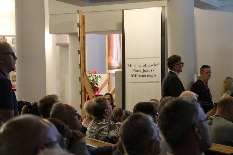 Płock. XII Ogólnopolska Pielgrzymka Nadzwyczajnych Szafarzy Komunii Świętej - cz. III