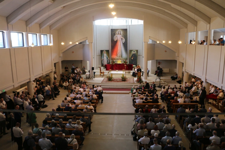 Płock. XII Ogólnopolska Pielgrzymka Nadzwyczajnych Szafarzy Komunii Świętej - cz. III