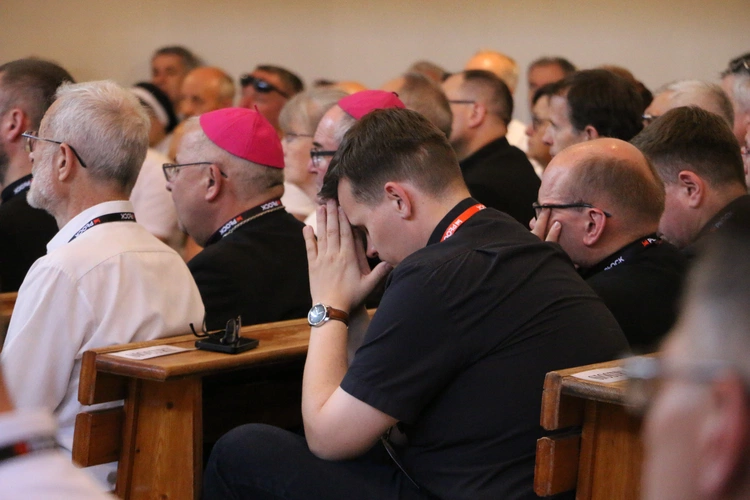 Płock. XII Ogólnopolska Pielgrzymka Nadzwyczajnych Szafarzy Komunii Świętej - cz. III
