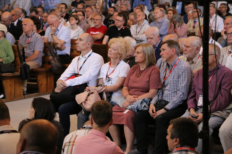 Płock. XII Ogólnopolska Pielgrzymka Nadzwyczajnych Szafarzy Komunii Świętej - cz. III