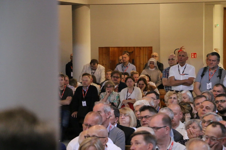 Płock. XII Ogólnopolska Pielgrzymka Nadzwyczajnych Szafarzy Komunii Świętej - cz. III