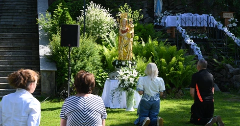 Nowy Targ. Jezus na lodowisku i w ogrodzie