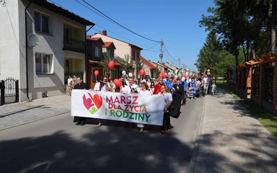 Rodziny przeszły ulicami Koprzywnicy