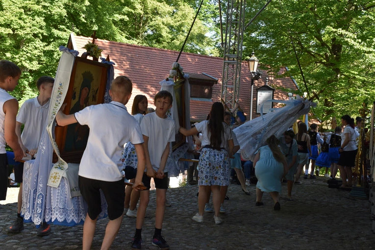 Pielgrzymi na odpuście ku czci Trójcy Świętej