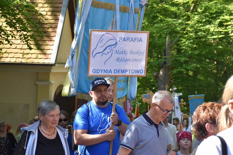 Pielgrzymi na odpuście ku czci Trójcy Świętej