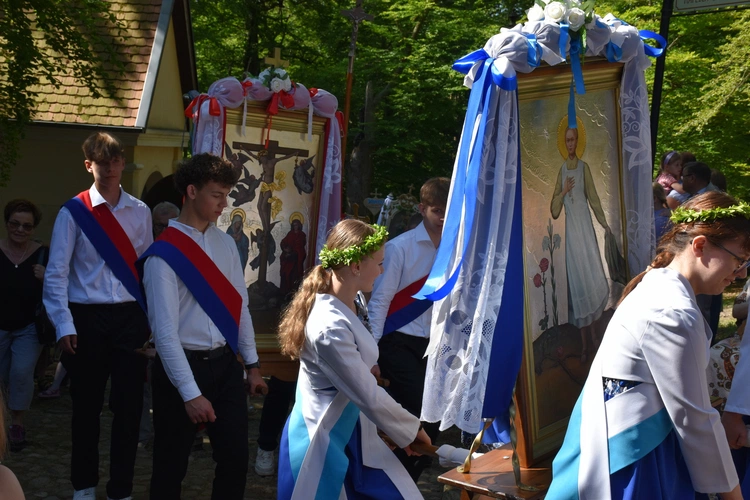 Pielgrzymi na odpuście ku czci Trójcy Świętej