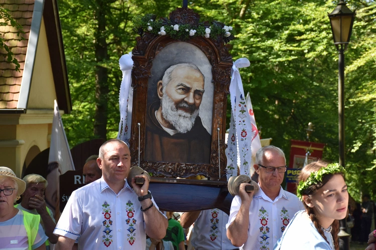 Pielgrzymi na odpuście ku czci Trójcy Świętej