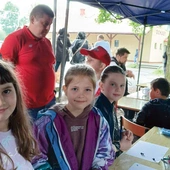 Najmłodsi w czasie festynowych zajęć artystycznych.