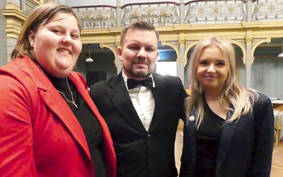 Michał Guzdek z wolontariuszkami Olą Nykiel i Magdaleną Siedlok.