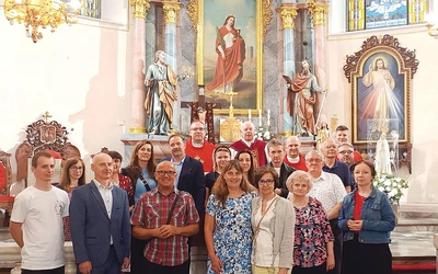 Sycharki z duszpasterzami na strumieńskim jubileuszu.