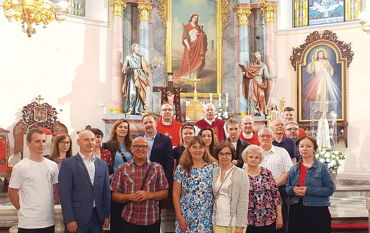 Sycharki z duszpasterzami na strumieńskim jubileuszu.