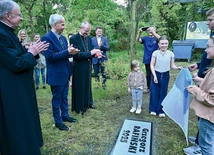 Odsłonięcie tablicy z nazwiskiem tegorocznego nagrodzonego.