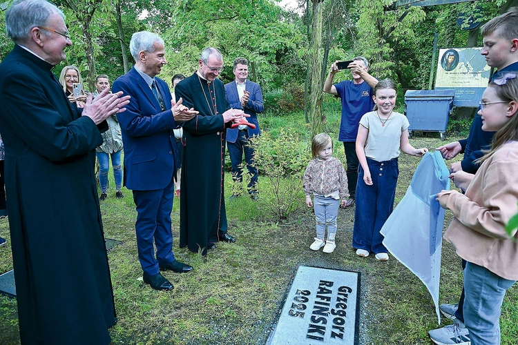 Odsłonięcie tablicy z nazwiskiem tegorocznego nagrodzonego.