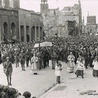 Zdjęcie opublikowane na portalu Gdańsk Strefa Prestiżu, przedstawiające pierwszą powojenną procesję Bożego Ciała. Do historii tej fotografii powrócimy.