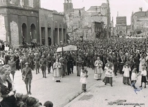 Zdjęcie opublikowane na portalu Gdańsk Strefa Prestiżu, przedstawiające pierwszą powojenną procesję Bożego Ciała. Do historii tej fotografii powrócimy.