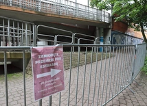 Estakada  dzieli miasto niemal na pół  – jej zamknięcie mocno utrudnia ruch. 