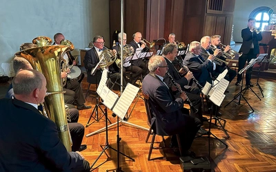 Sobotnie pielgrzymowanie uświetniła swoją grą Mix Orchestra z Lubomi.
