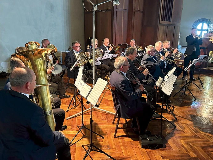 Sobotnie pielgrzymowanie uświetniła swoją grą Mix Orchestra z Lubomi.