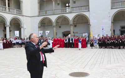 Profesor dyrygował m.in. w 2022 r. chórami zgromadzonymi na dziedzińcu zamku wawelskiego.
