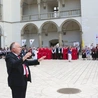Profesor dyrygował m.in. w 2022 r. chórami zgromadzonymi na dziedzińcu zamku wawelskiego.