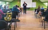Żeby nie chować się pod stołem