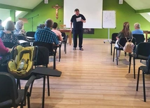 Żeby nie chować się pod stołem