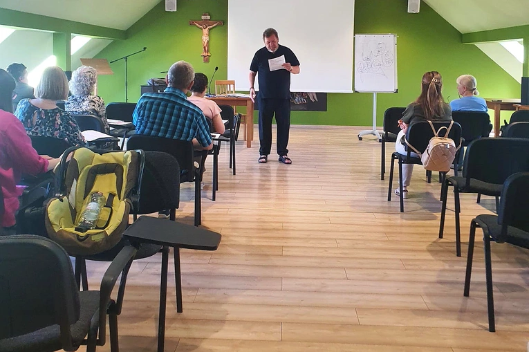 Żeby nie chować się pod stołem
