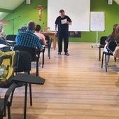 Żeby nie chować się pod stołem